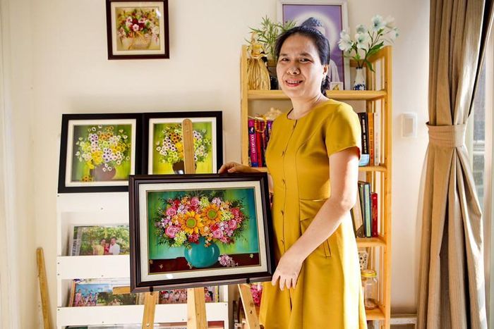 Chị Giáng Sinh đến với nghề vẽ tranh bằng đất sét nhờ tình yêu hoa tha thiết.
