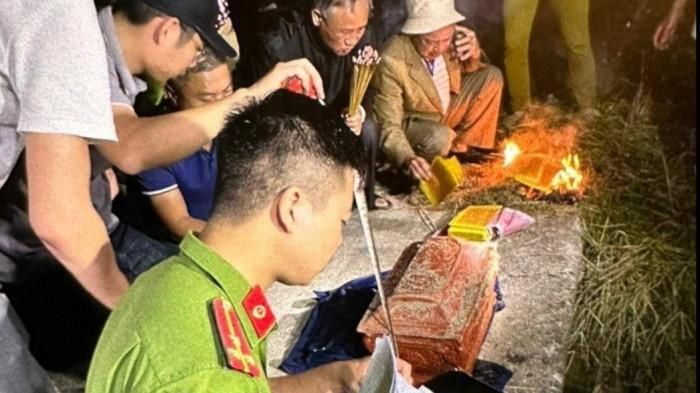 Cơ quan Công an tìm ra hài cốt bị đánh cắp. Ảnh: Kin Hòa