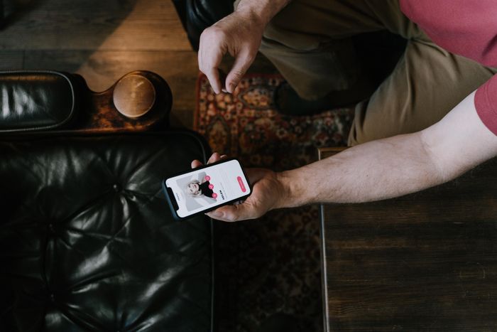 Nhiều người đã có nửa kia vẫn dùng app hẹn hò để tìm bạn tình hoặc giải trí.
