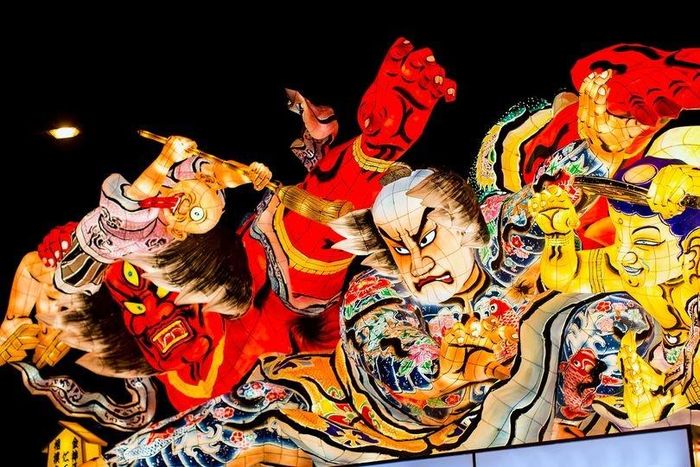  Những chiếc phao này có tên tiếng Nhật là tachineputa, với "tachi" có nghĩa là "đứng", trong khi "neputa" miêu tả hình dạng của những chiếc phao nhiều sắc màu. Tachineputa càng trở nên đặc biệt tại thành phố Goshogawara. Chúng được di chuyển bằng cách kéo dây thừng và thay đổi hướng bằng cách xoay, dù phải đi qua những con phố hẹp. Ảnh: Japan Airlines. 