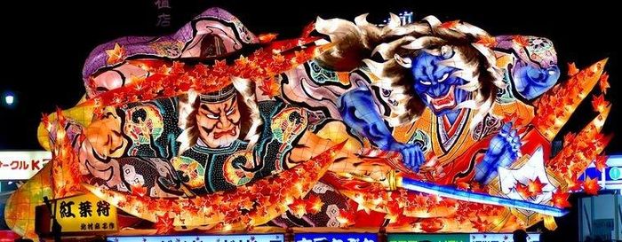  Theo Japan Travel, mỗi chiếc tachineputa có thể nặng tới 19 tấn với chiều cao khoảng 23 m, tương đương với một tòa nhà 7 tầng. Những chiếc phao khổng lồ được thiết kế 3D sinh động và chi tiết với màu sắc hài hòa. Mỗi chiếc phao được nổi bật với tông đỏ ấn tượng, được sử dụng nhiều trong những sự kiện truyền thống của xứ sở hoa anh đào. Ảnh: Japan Specialist.