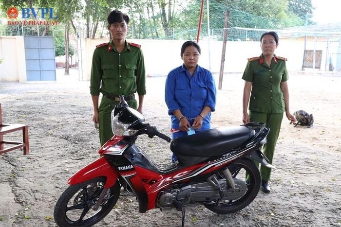 Nguyễn Thị Bích Tuyền và chiếc xe tang vật.