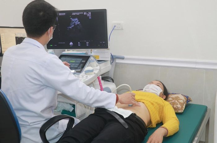 Bác sĩ khám, tư vấn sức khỏe và tầm soát ung thư vú cho phụ nữ. Ảnh: Văn Đạt - TTXVN