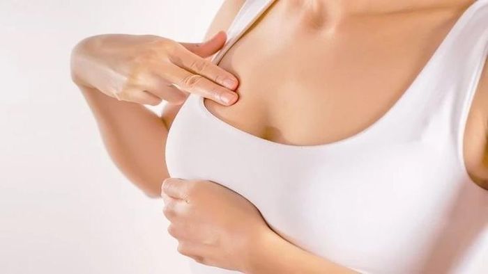 Quan sát ngực trong gương