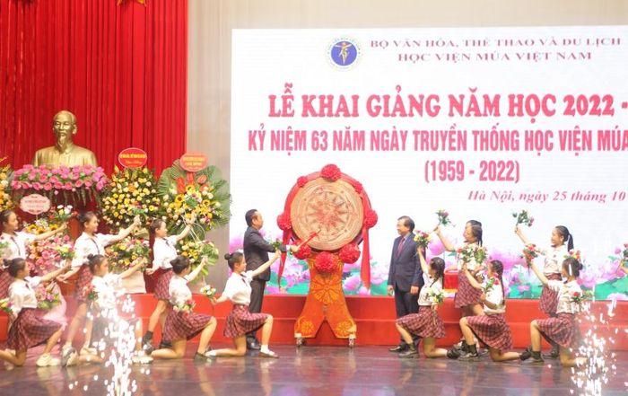 Quyền Giám đốc Học viện Múa Việt Nam Trần Văn Hải đánh trống khai giảng năm học mới