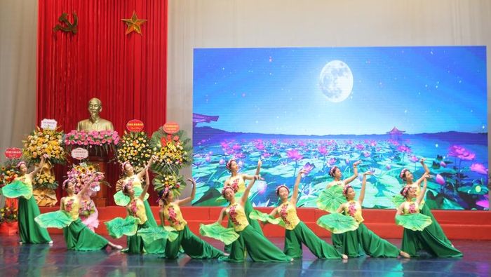 Một tiết mục trong chương trình nghệ thuật chào mừng