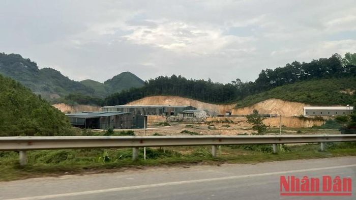 Một nhà xưởng “mọc” lên trên đất lâm nghiệp ở xã Quảng Chu (Chợ Mới).