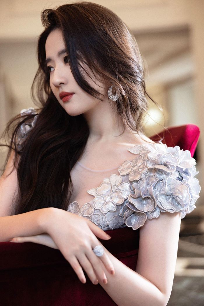 Lưu Diệc Phi là diễn viên hot trong showbiz Trung Quốc. Sau Mộng hoa lục, cô quay lại thời đỉnh cao danh tiếng. Khán giả mong cô quay lại đóng phim truyền hình thay vì điện ảnh.