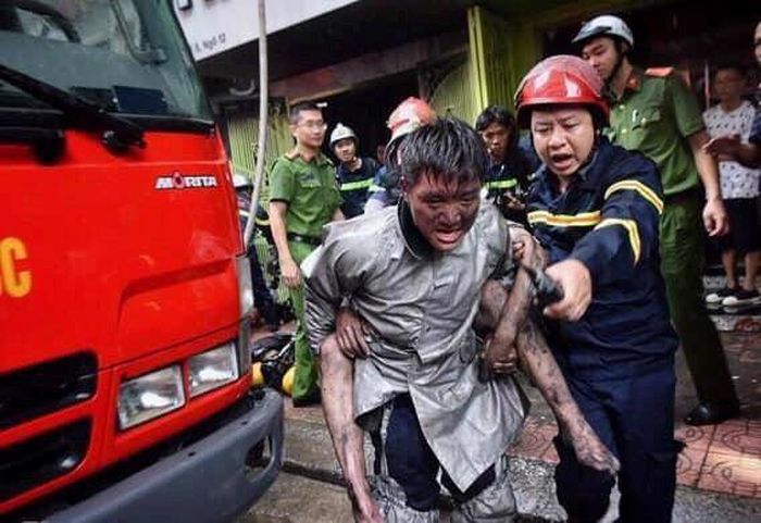  Một chiến sĩ cảnh sát Phòng cháy chữa cháy không ngại nguy hiểm cứu cháu bé tại cửa hàng bán quần áo ở địa chỉ số 8, ngõ 12 phố Núi Trúc, phường Giảng Võ, quận Ba Đình (Hà Nội).