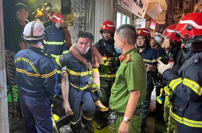 Cảnh sát Phòng cháy chữa cháy và cứu nạn, cứu hộ Hà Nội cứu người dân trong đám cháy tại phường Phúc Tân, quận Hoàn Kiếm. Ảnh: Đạt Lê
