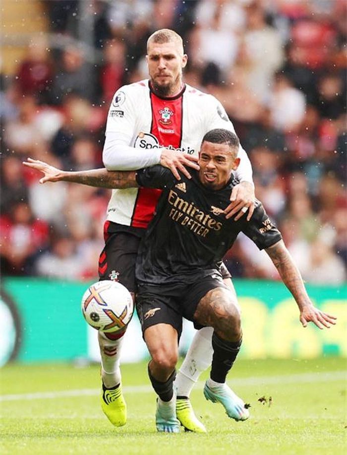 Ở thời điểm hiện tại, khi Gabriel Jesus (trước) bị khóa chặt, Arsenal chỉ còn là đội bóng rất đỗi… bình thường