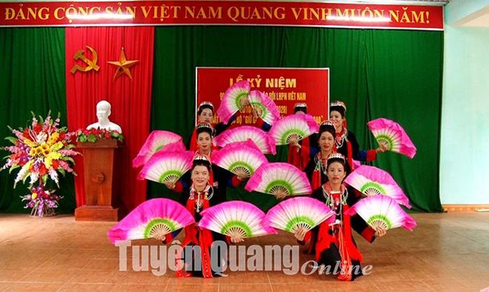 Một tiết mục văn nghệ của CLB gìn giữ bảo tồn văn hóa dân tộc Dao Thanh Y, thôn Tân Lập, xã Chiêu Yên (Yên Sơn) trong Ngày hội Văn hóa.