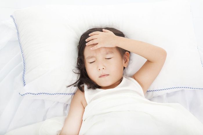  Trẻ buồn nôn thường kèm theo nhiều triệu chứng phổ biến khác như sốt, mệt mỏi. Ảnh: Vox. 