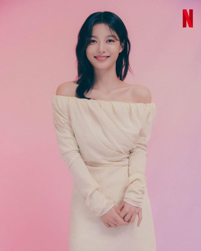 So với vẻ sexy của Jennie, Kim Yoo Jung lại tỏa sáng với vẻ nhẹ nhàng và thanh lịch
