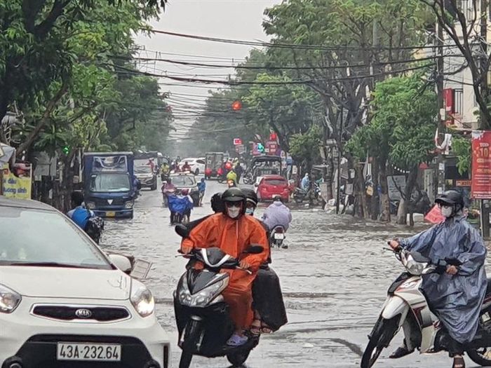 Nhiều tuyến phố Đà Nẵng bị ngập trong cơn mưa ngày 25-10.