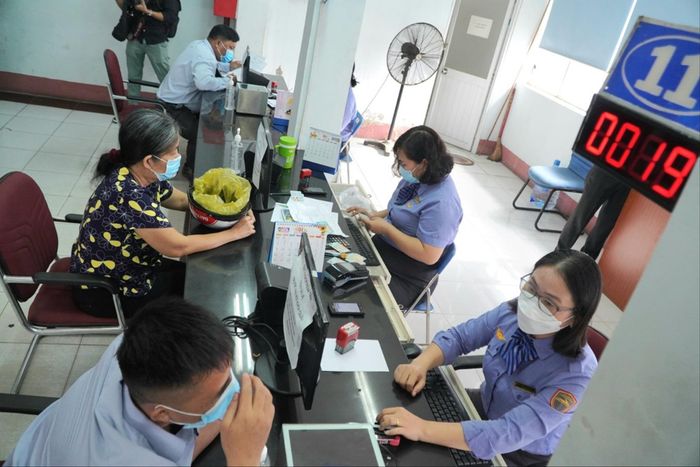 Người dân mua vé tàu Tết ở ga Sài Gòn. Ảnh: HỮU HUY