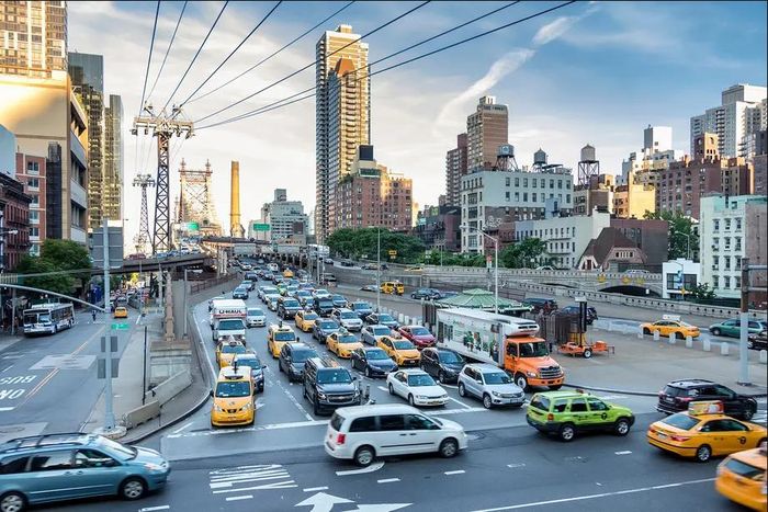 Xe cộ lưu thông trên đường phố New York. Ảnh: Curbed New York