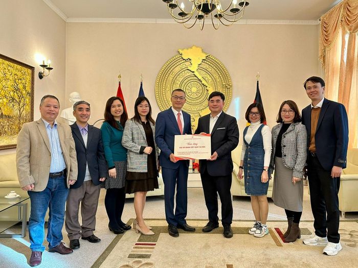  Đoàn Nhà xuất bản Chính trị quốc gia Sự thật tặng tủ sách "Không gian văn hóa Hồ Chí Minh" tới Tổng lãnh sự Việt Nam tại Frankfurt. 