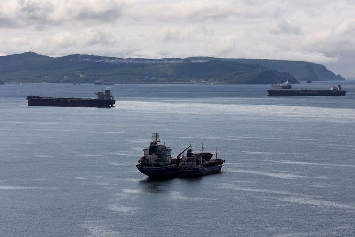  Các tàu chở dầu ở vịnh Nakhodka, bên ngoài thành phố cảng Nakhodka, Nga, vào ngày 13/6. Ảnh: Reuters. 
