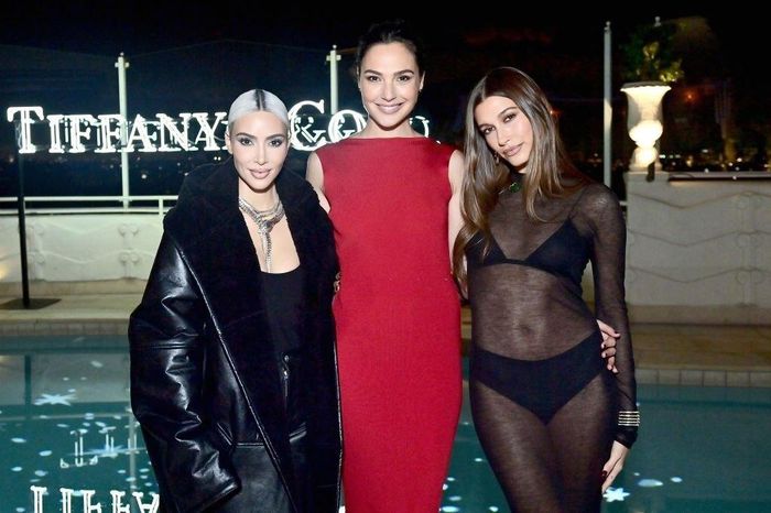 Gal Gadot, Hailey Bieber hội ngộ Kim Kardashian. Khác mọi lần, Kim "siêu vòng ba" xuất hiện trong trang phục kín, mang hơi hướm thu đông. 