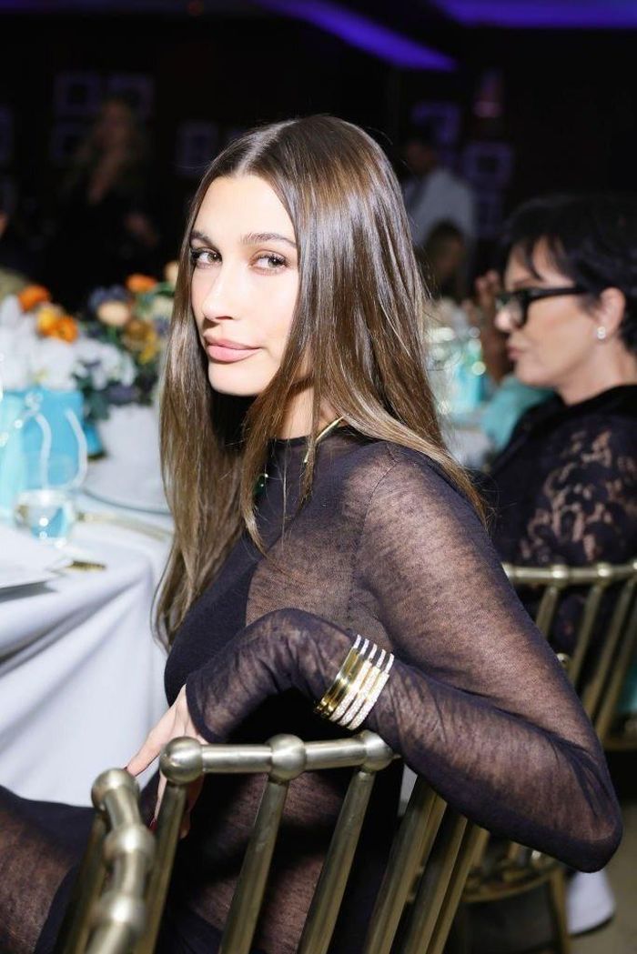 Hailey Bieber mặc trang phục xuyên thấu, lộ nội y. Bộ cánh được tô điểm bằng vòng cổ, vòng tay đắt đỏ. Theo Harper's Bazaar, vợ Justin ký hợp đồng làm đại sứ cho hãng trang sức từ tháng 6 và xuất hiện trong bộ sưu tập mang tên "T". 