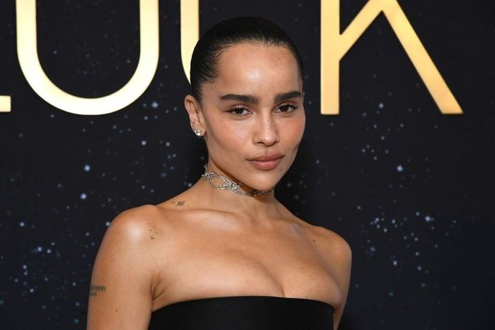  Minh tinh Zoë Kravitz o ép vòng một trong thiết kế váy ôm sát, khoe hình xăm. Bên cạnh diễn xuất, cô sớm được biết tới với vai trò người mẫu, là "nàng thơ" của nhiều thương hiệu lớn như YSL Beaute, Tiffany &amp; Co., Vera Wang, Balenciaga, Alexander Wang... 