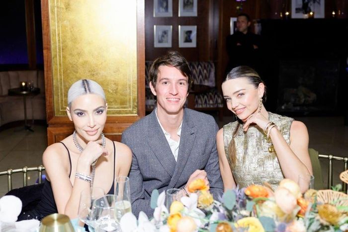  Ngôi sao truyền hình thực tế được xếp ngồi chung bàn với siêu mẫu Miranda Kerr và Alexandre Arnault - con trai của tỷ phú Bernard Arnault, người đứng sau đế chế LVMH. Kể từ năm 2021, Alexandre kế nhiệm thương hiệu trang sức Tiffany &amp; Co. 