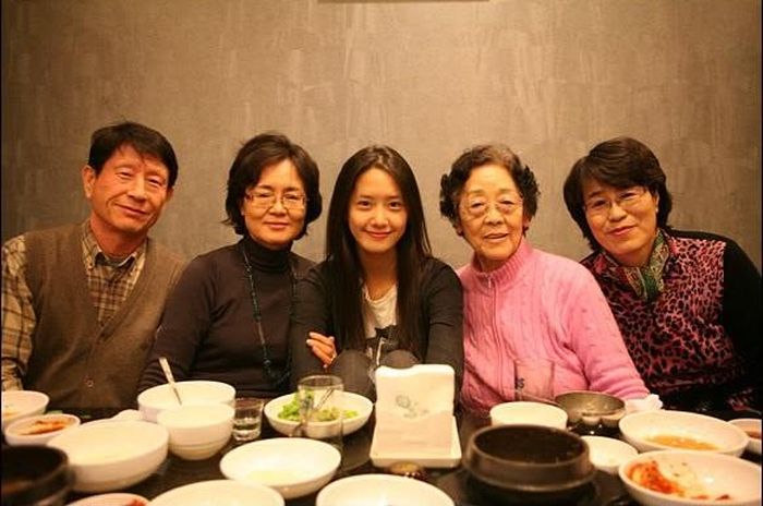 Thiếu vắng mẹ nhưng Yoona vẫn được sống trong tình yêu thương gia đình, là nền tảng vững chắc cho sự nghiệp của cô