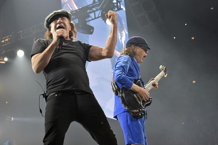 Brian Johnson (trái) và Angus Young của AC/DC biểu diễn trong “Rock or Bust Tour” hồi tháng 2/2016, tại Chicago