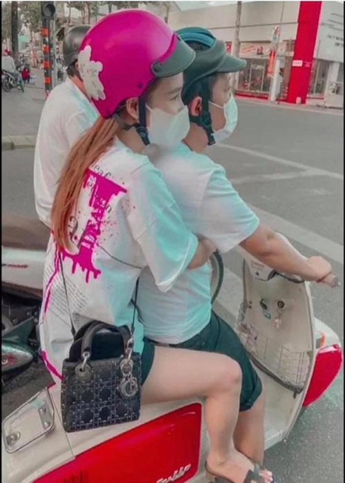 Fan thích thú khi bắt gặp Trường Giang lái xe máy đưa vợ đi dạo phố.