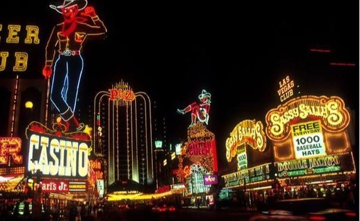 “Thiên đường ăn chơi” Las Vegas sáng rực về đêm.