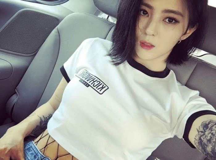 Han Soo Hee xóa hình xăm trước khi bước vào nghiệp diễn. 