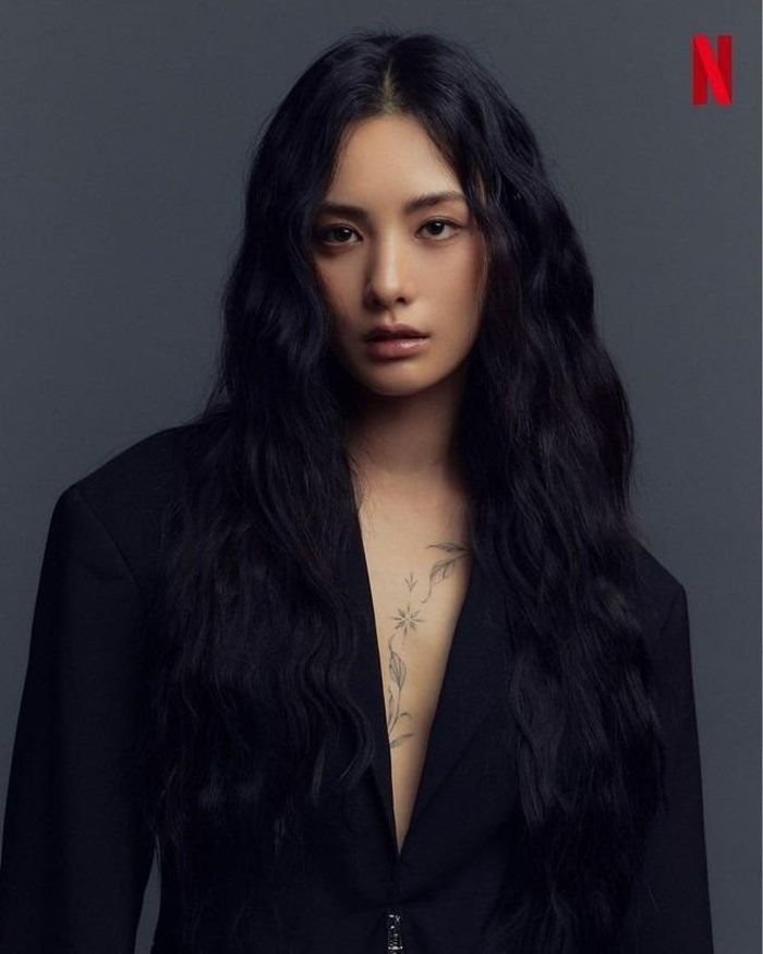 Nana xăm hình rải rác khắp cơ thể. Ảnh: Netflix.