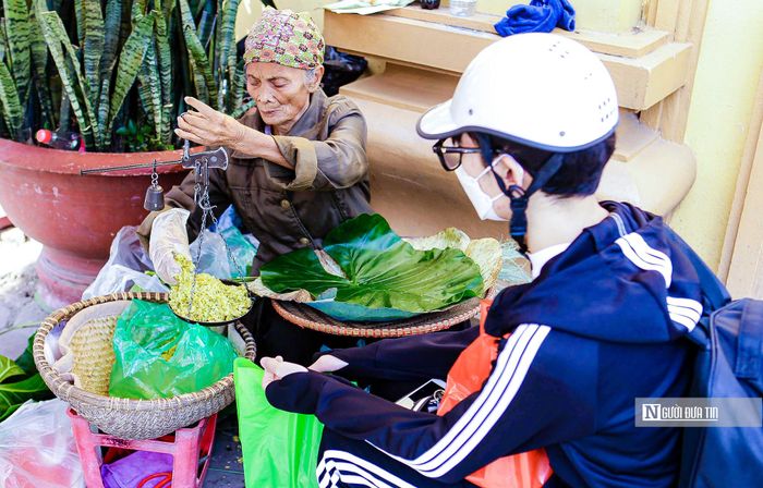 Thu về không chỉ mang đến không gian lãng mạn, mà còn mang đến những món ăn đặc sản rất riêng của Hà Nội.
