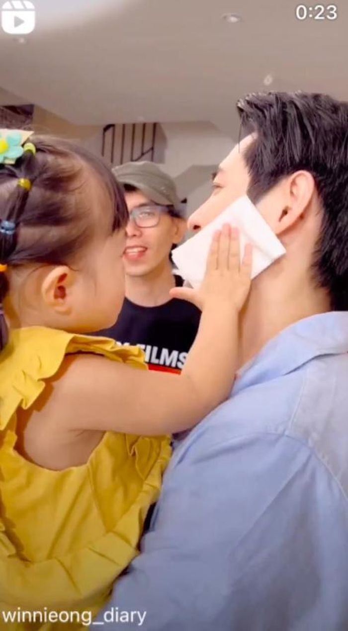 Những khoảnh khắc đáng yêu của bé Winnie với bố - Ông Cao Thắng.