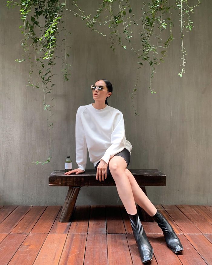 Áo nỉ mix cùng chân váy và boots da giúp ghi điểm sang chảnh, thời thượng. Đây là set đồ được nhiều cô nàng sành điệu yêu thích