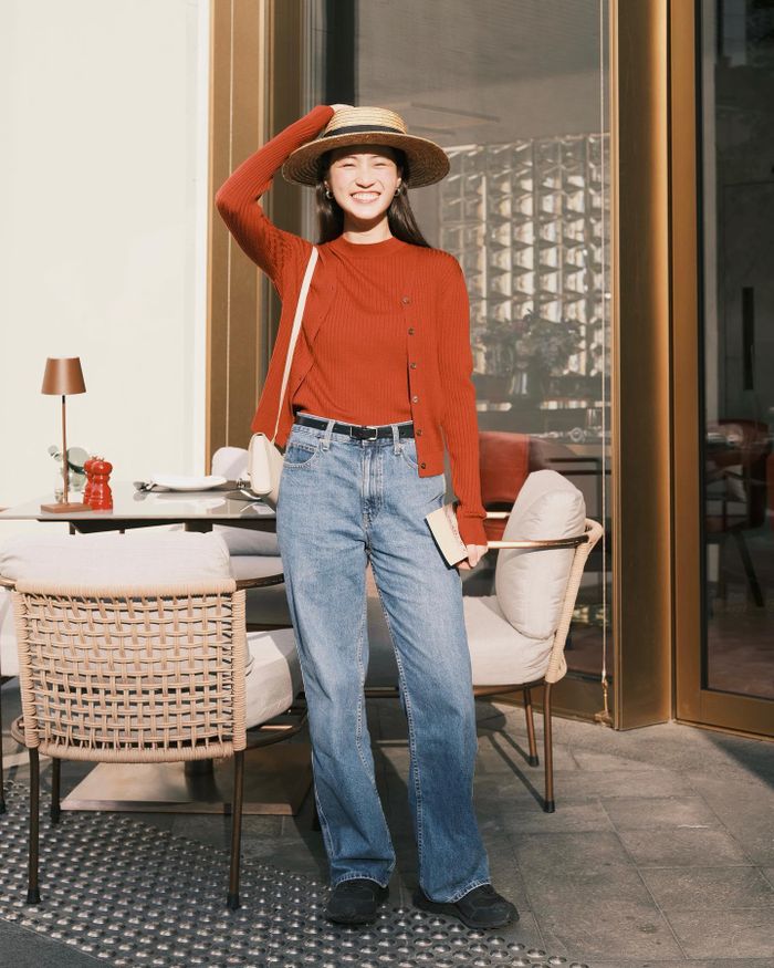 Set áo dệt kim + áo len đồng bộ được nhiều cô nàng yêu thích vì vừa dễ mặc lại thú vị