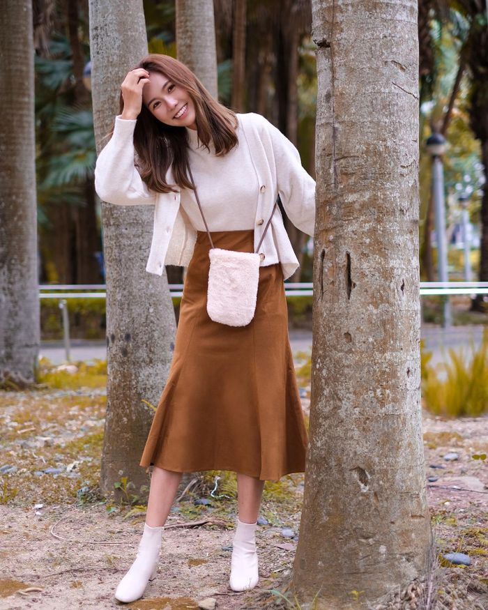 Những cô nàng điệu đà, theo style cổ điển, nữ tính có thể chọn diện áo dệt kim + chân váy dài + áo cardigan dáng ngắn + boots sáng màu