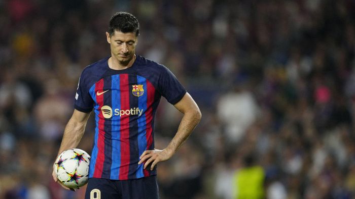 Lewandowski thất thần khi Barca thảm bại cả 2 lượt trận trước đội bóng cũ. Ảnh: Internet