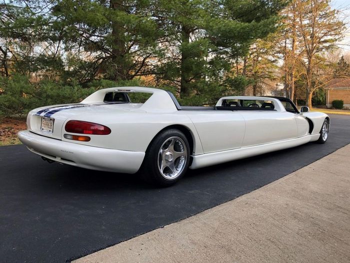  Carscoops không đánh giá cao việc "limousine hóa" một chiếc xe đua, nhưng thận trọng nhìn nhận đây có thể là trường hợp mang lại sự sống mới cho chiếc Dodge Viper RT/10 sau khi động cơ nguyên bản bị hư hỏng. 
