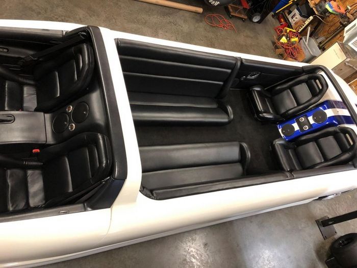  Carscoops cũng cho biết chiếc xe này từng được mang ra đấu giá trên eBay hồi tháng 8/2021. Khi ấy giá khởi điểm của chiếc limousine chỉ là 135.000 USD nhưng sau cùng cuộc đấu giá phải hủy bỏ vì không ai tham gia. 