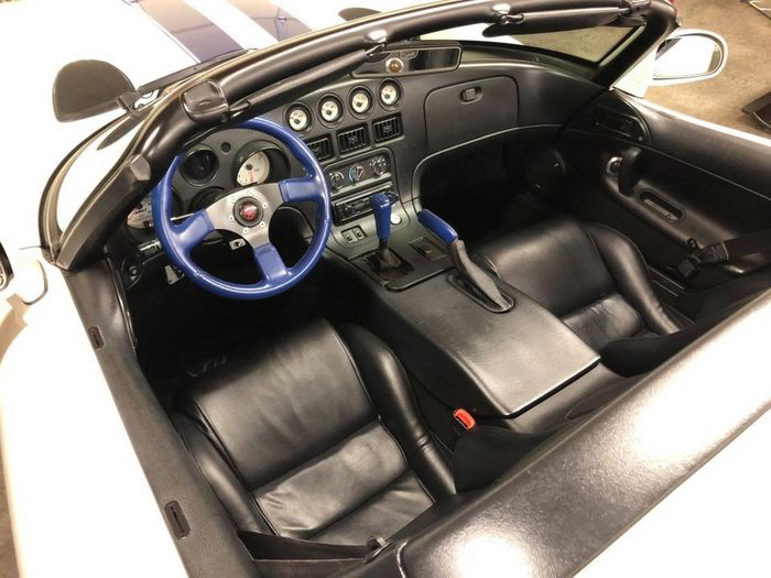  Được cải tạo từ chiếc ôtô đua Dodge Viper RT/10 đời 1996, hàng ghế đầu cùng nội thất khoang lái của chiếc limousine vẫn thừa hưởng gần như trọn vẹn các chi tiết trên mẫu xe nguyên bản. 