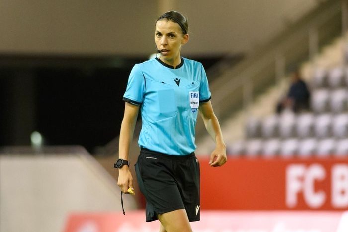 Stephanie Frappart cùng với 2 trọng tài nữa sẽ là những nữ trọng tài đầu tiên điều khiển các trận đấu ở World Cup nam