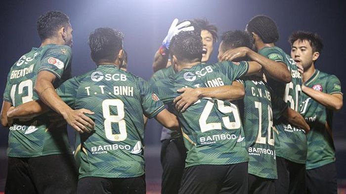 Bùi Tiến Dũng vui mừng khi được các đồng đội sửa sai. Ảnh: TPHCM