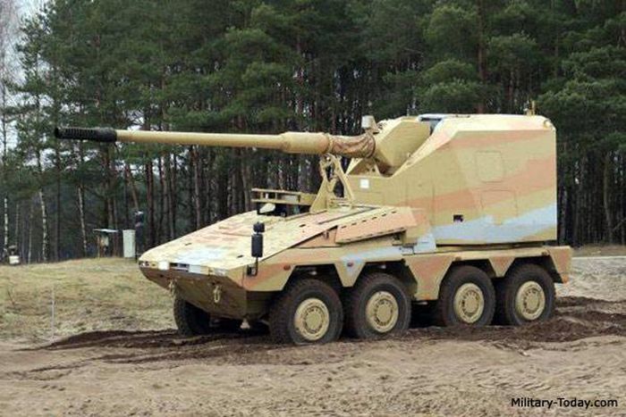 Được thiết kế dựa trên công nghệ của một khẩu pháo tự hành PzH 2000 được giới thiệu lần đầu tiên vào năm 2004 và đã được đưa vào sử dụng cho chiến đấu phục vụ cho Đức và một số quốc gia khác, khẩu pháo tự hành tự động này có hiệu năng chiến đấu được coi là tương đương PzH 2000.