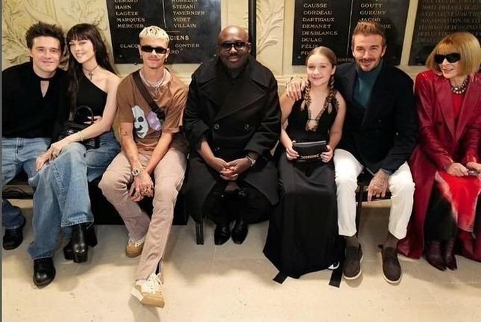 Brooklyn Beckham cưới Nicola Peltz hồi tháng 4. Sau khi kết hôn, cặp sao hầu như không gặp lại gia đình Beckham. Điều đó làm gia đình toàn sao đối mặt thông tin mâu thuẫn mẹ chồng nàng dâu giữa Nicola và Victoria. Đến tháng 10, nhà Brooklyn gặp lại gia đình trong show thời trang của Victoria Beckham tại Tuần lễ thời trang Paris. Kết thúc show diễn, Victoria Beckham ôm mặt khóc, không kiềm chế được cảm xúc khi bước ra chào khán giả. Paparazzi cũng ghi lại được khoảnh khắc nhà Beck đoàn tụ với vợ chồng Brooklyn - Nicola Peltz sau nửa năm kể từ ngày diễn ra lễ cưới ở Mỹ.
