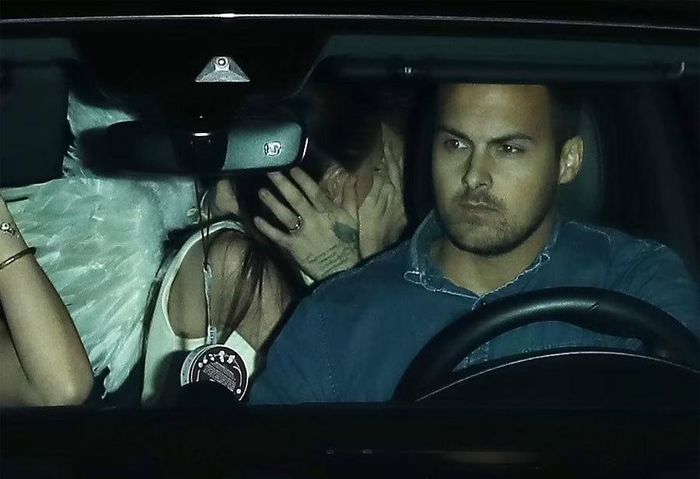 Sau khi dự buổi tiệc, vợ chồng Brooklyn Beckham được ghi lại hình ảnh trên xe hơi. Theo Page Six, đây là dịp quan trọng của con trai cả nhà Beckham. Brooklyn và vợ hiện tại bí mật hẹn hò từ dịp Halloween ba năm trước. ít tháng sau, cả hai công khai và tiến triển mối quan hệ như hôm nay.