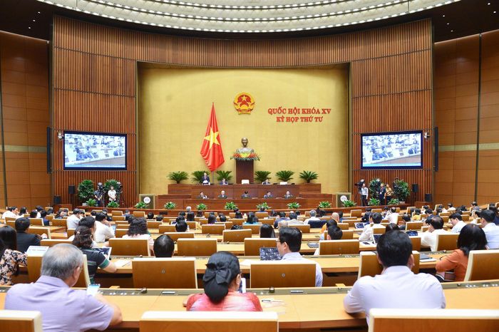 Phiên thảo luận kinh tế - xã hội tại hội trường Quốc hội sáng 28/10.