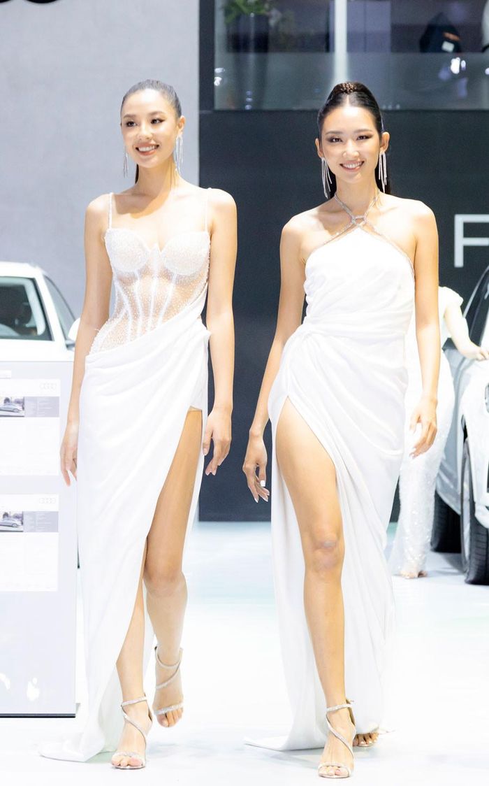 Dàn người mẫu trình diễn các thiết kế của NTK Lê Thanh Hòa.