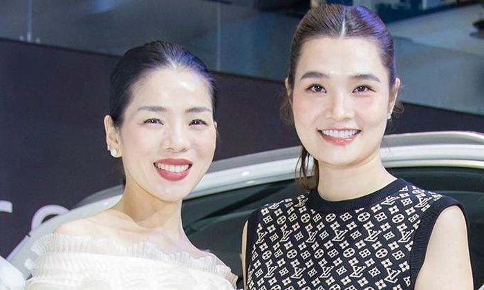 Lệ Quyên vui vẻ bên người bạn.